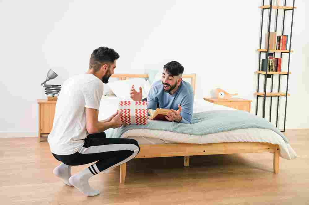 Make a Table Comparing Memory Foam vs Hybrid Mattresses